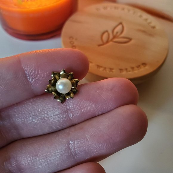 Vintage Floral Gold Tone Faux Pearl Classic Small Stud Earrings - Picture 2 of 9